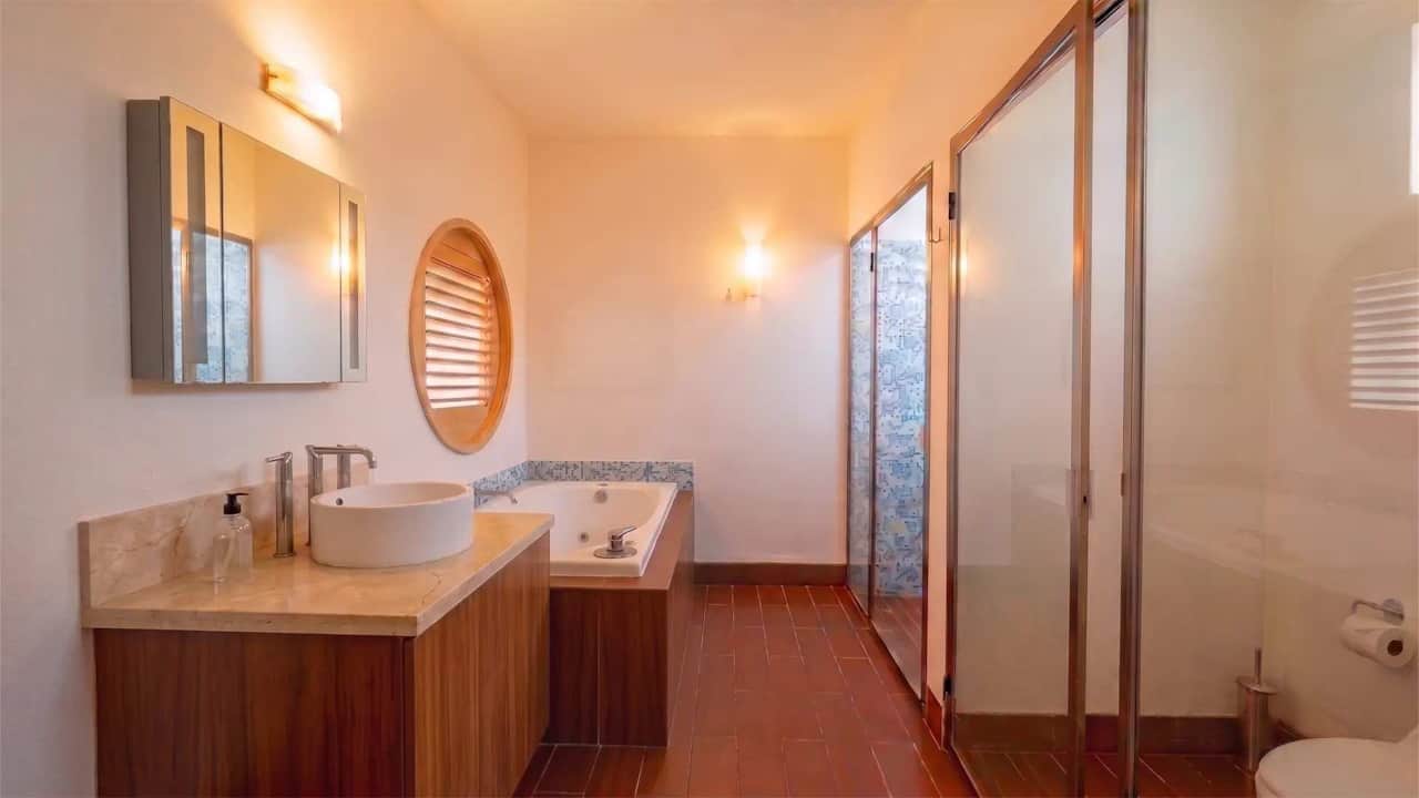 Suite - Full Bathroom with bathtub