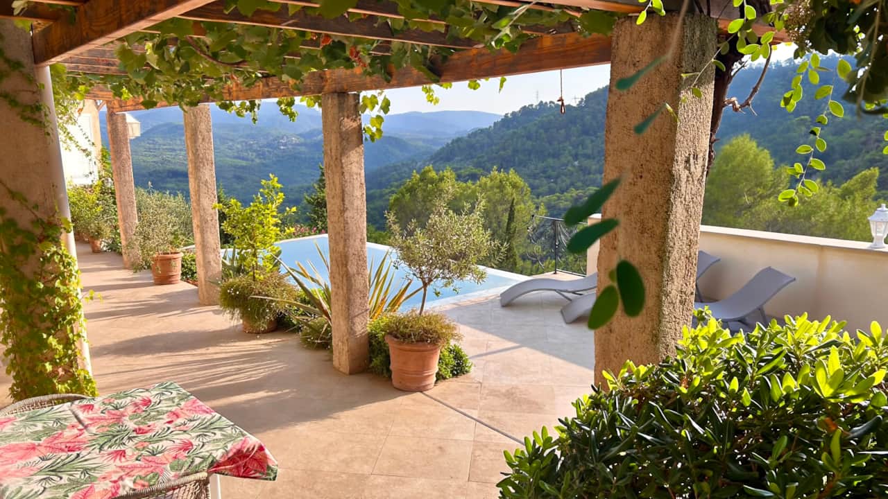 Piscine dans un environnement verdoyant et apaisant